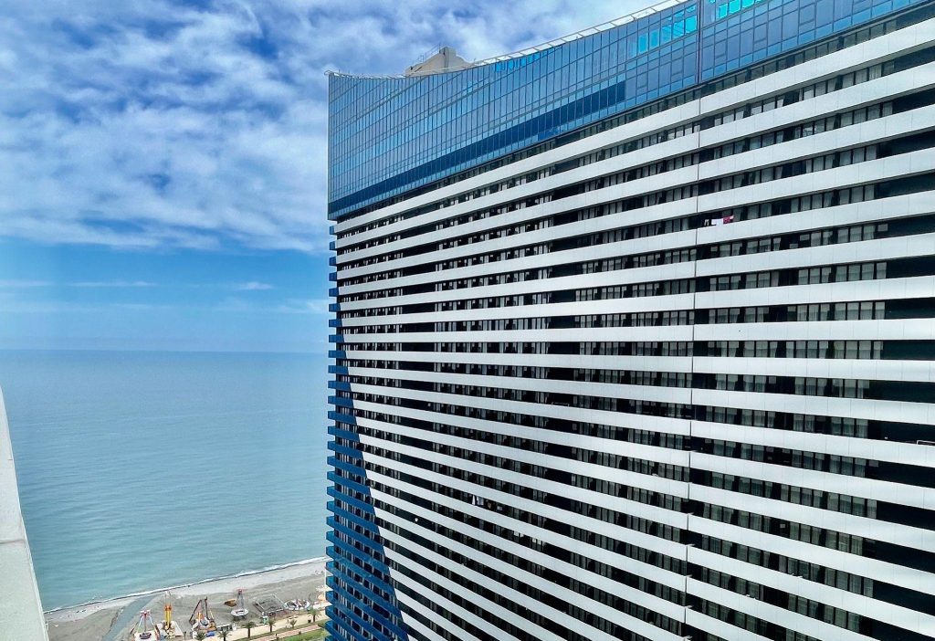 Вид на море из окна апартаментов в Orbi City, Батуми