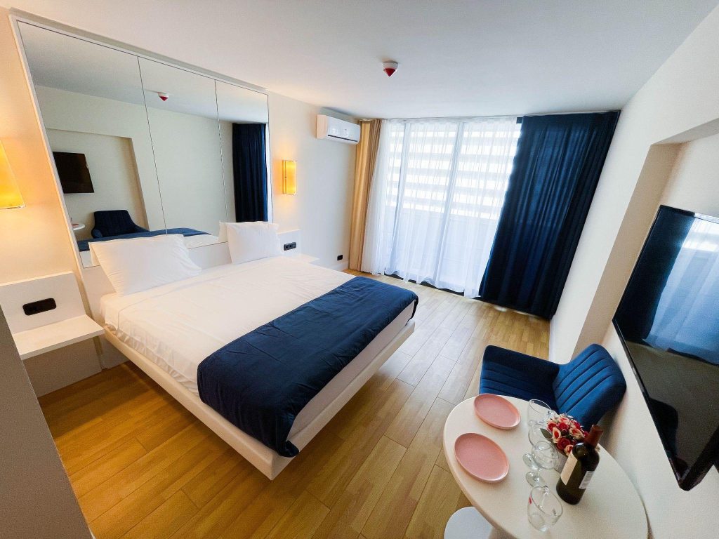 Современный интерьер гостиной в апартаментах Orbi City