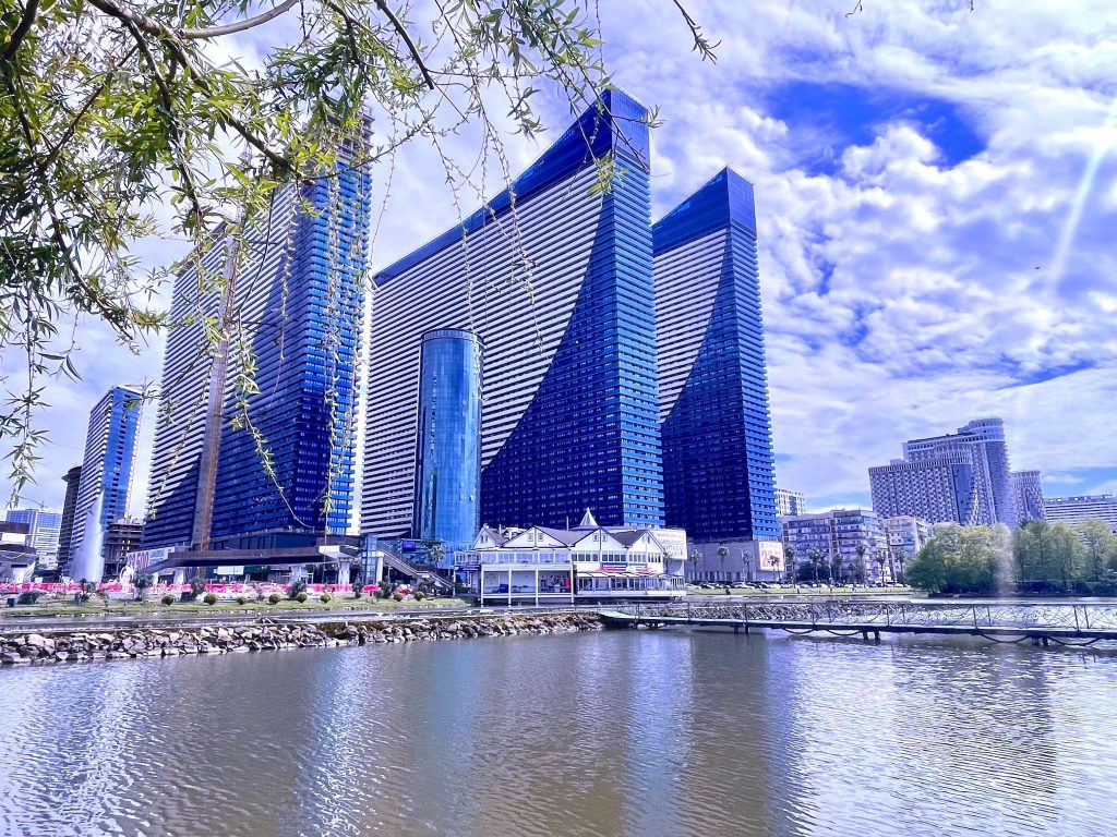Набережная и стадион рядом с комплексом Orbi City, Батуми