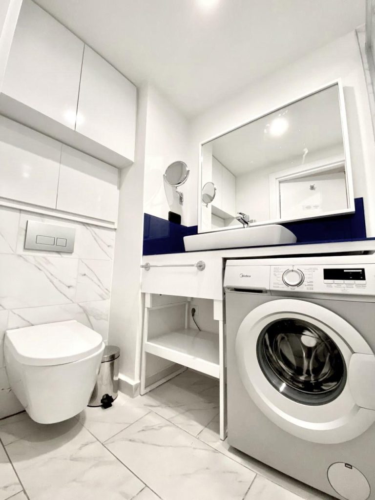 Элегантная ванная комната в Orbi City с отделкой в нейтральных тонах