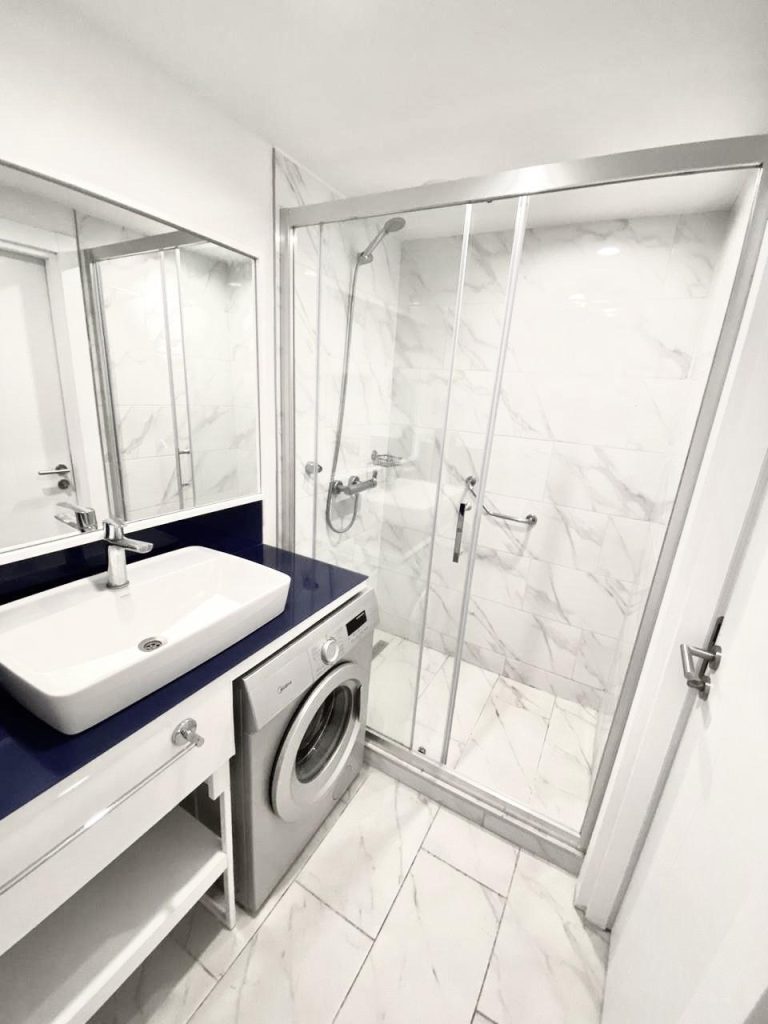 Ванная комната с современной отделкой в Orbi City